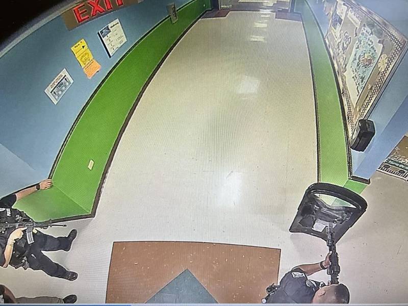 Agentes armados esperaron por más de una hora en el pasillo de la escuela antes de entrar y abatir al atacante.