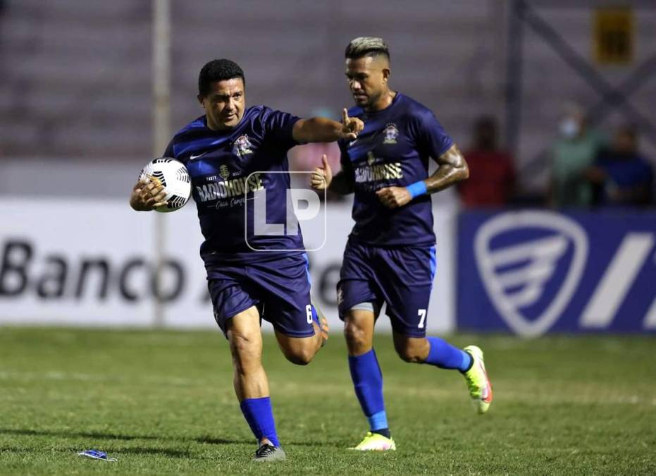 El exfutbolista del Motagua, Edgar Sierra, celebra su gol a la par de Carlos Discua.