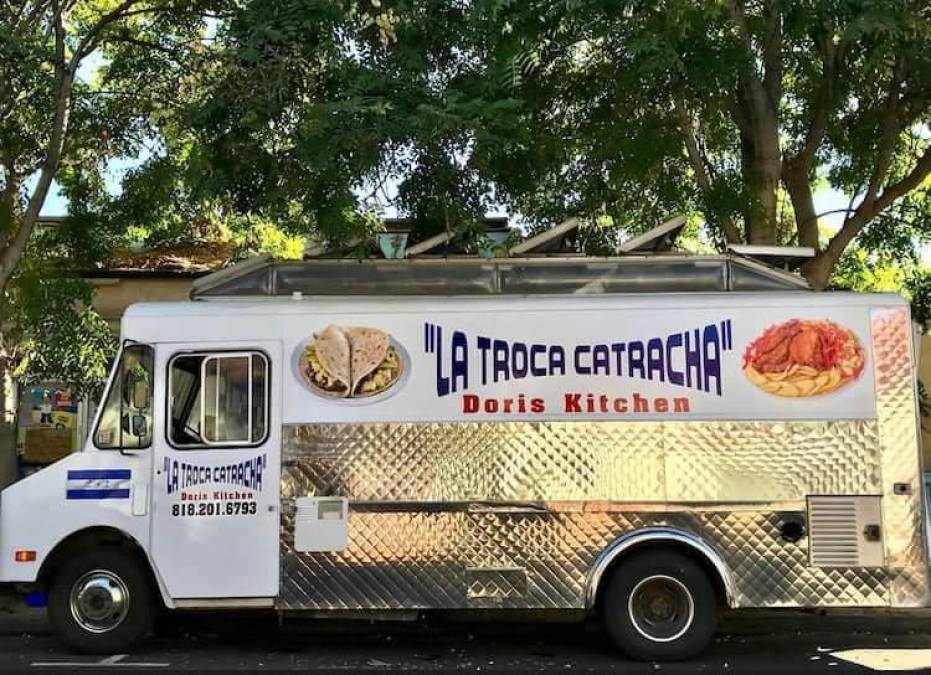 En el 2017 ellos comenzaron “La Troca Catracha”, el primer y único troco que vende comida hondureña en Los Ángeles. En ese negocio trabajaban los esposos y la mamá de Maynor.