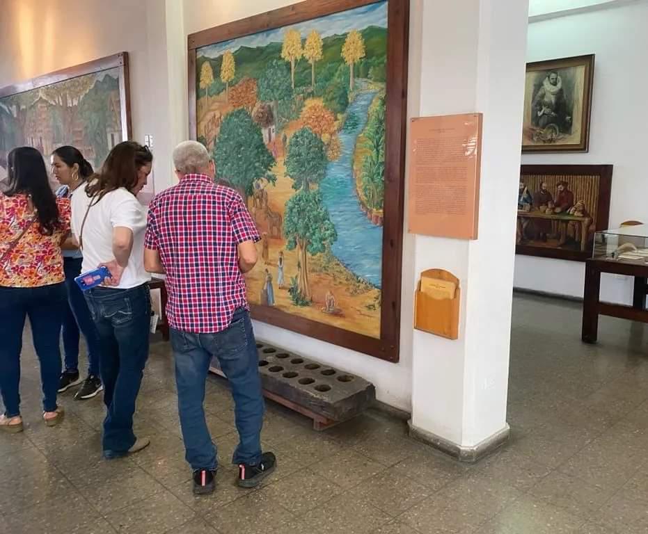 Sampedranos realizan un recorrido por las salas del Museo de Antropología e Historia. Fotos: LA PRENSA