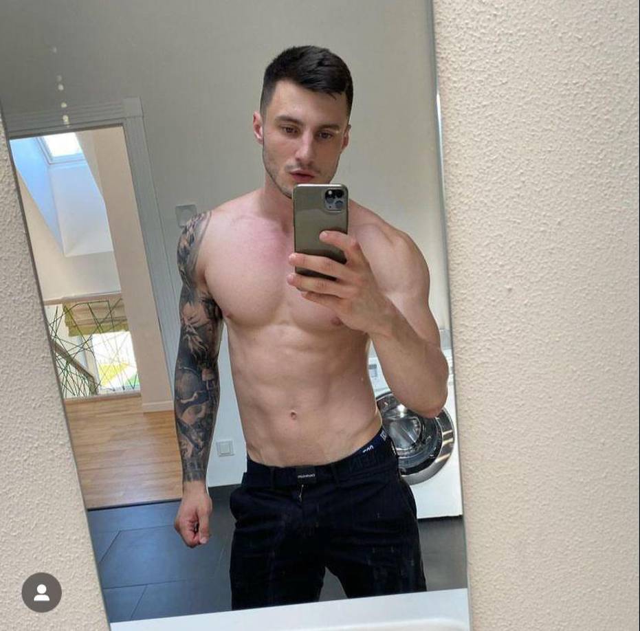 Con quien habría interactuado e intercambiado ‘likes’ en las redes, pero además señalan a este joven de haber sido el tercero en discordia en la relación de intérprete.