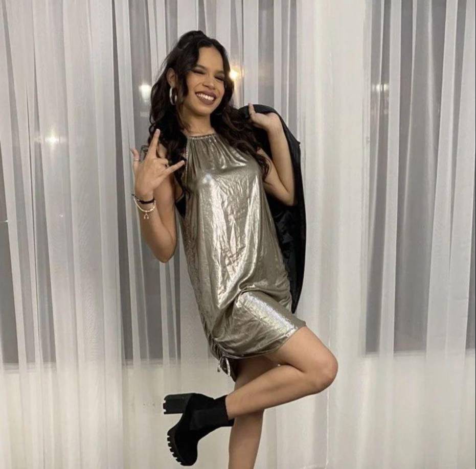 Héctor Martínez, cerró su intervención en el live diciédole a Angie Flores que se siente comprometido en desarrollarla como artista y que lo hará hasta el día de su muerte.