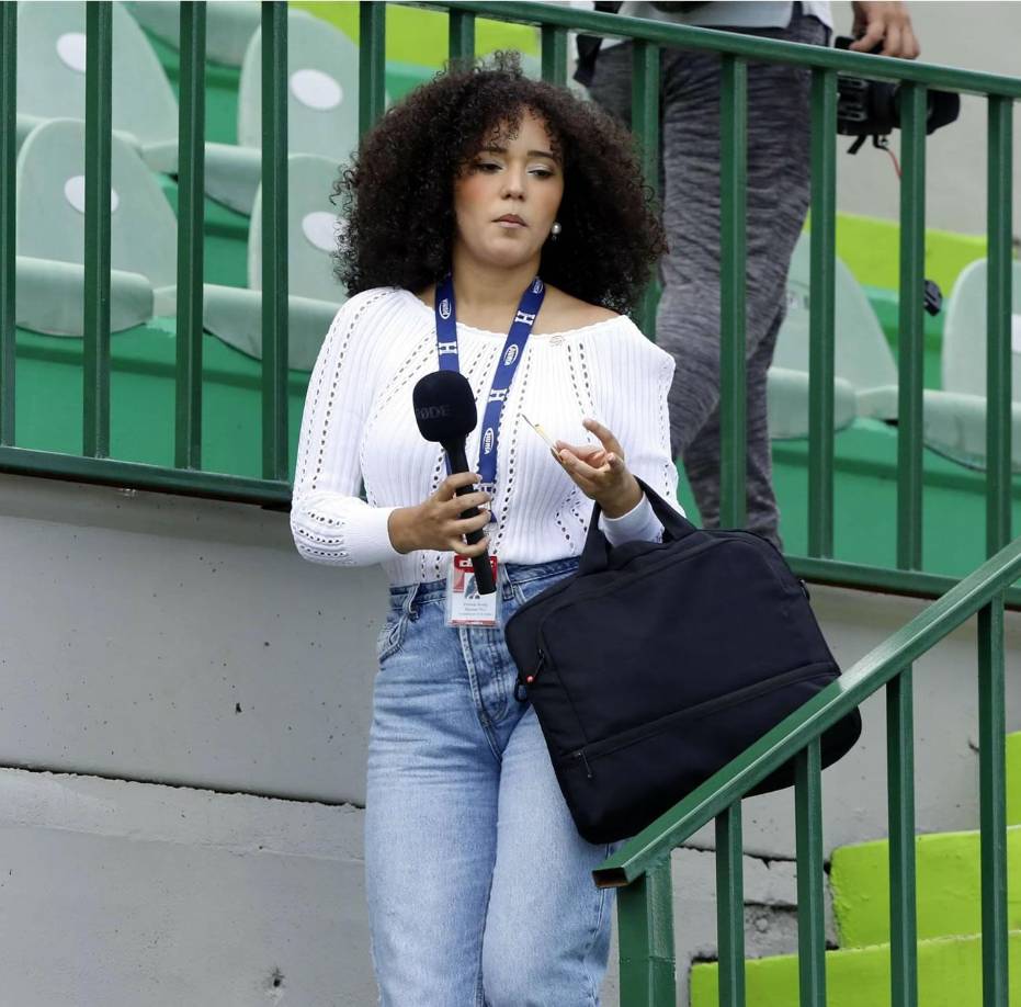 La guapa periodista de Diario Diez, Emma Ramos, dio cobertura al derbi sampedrano en el Yankel.