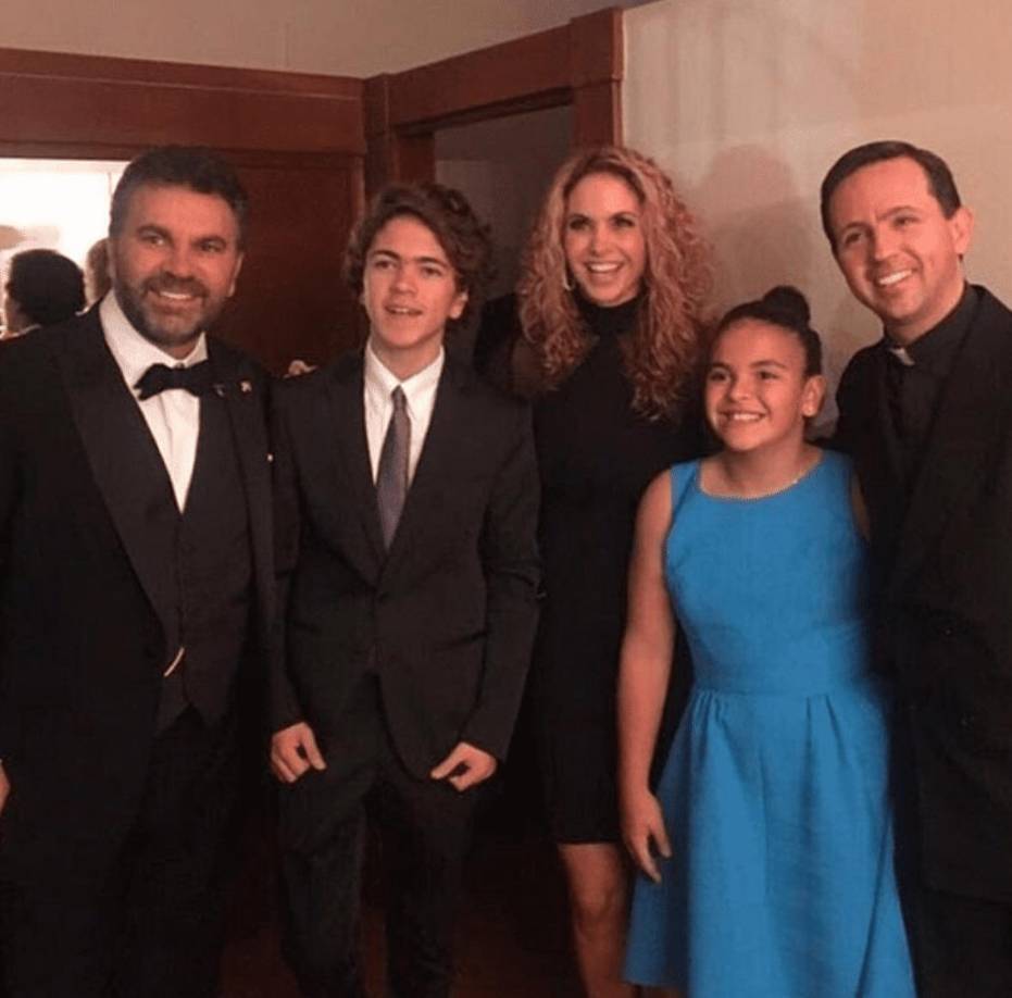 Durante la charla, Lucero resaltó que, a pesar de no haber continuado con su matrimonio, se siente muy orgullosa de la labor que tanto ella como Mijares han hecho como papás de sus dos hijos, Lucerito y José Manuel.