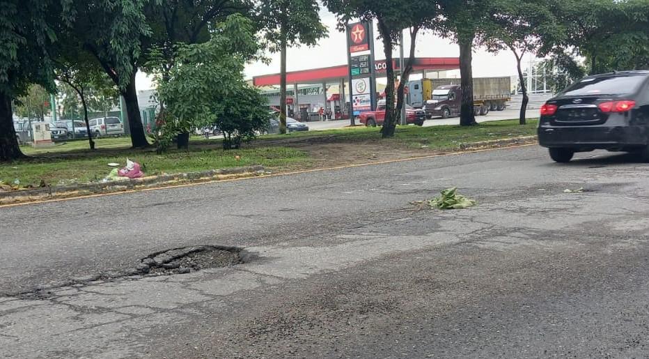Con llantas y ramas alertan de baches en el segundo anillo de SPS