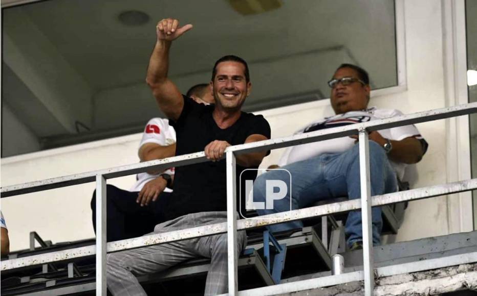 Gregorio Pernía estuvo en el palco del estadio Morazán disfrutando del Clásico. ¿De qué equipo es seguidor?