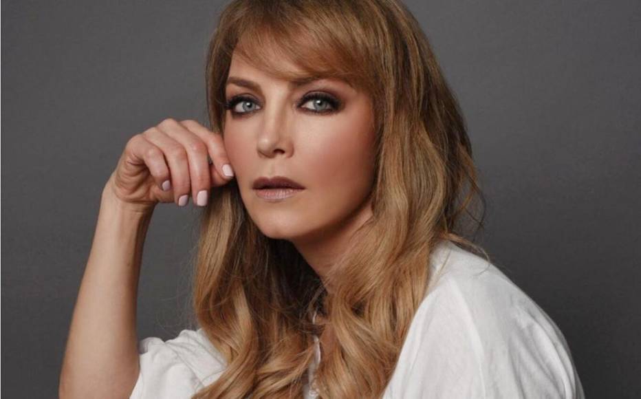 Laura Flores, de 59 años, es una de las cantantes y actrices de telenovelas mexicanas más conocidas y exitosas. Sin embargo, hay algo de su pasado de lo cual arrepiente y hasta le pidió perdón a su hija María por el “daño” que esto le provocó.