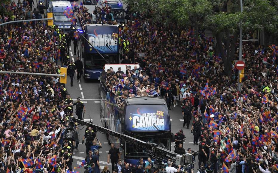 Todos los futbolistas del primer equipo masculino y femenino, que ocuparon un autobús descapotable cada uno, vistieron una camiseta conmemorativa con los nombres de toda la plantilla, además de bufandas y gorros del Barça.
