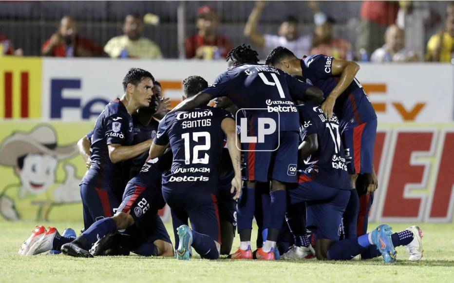La celebración de los jugadores del Motagua tras el tercer gol ante el Vida.