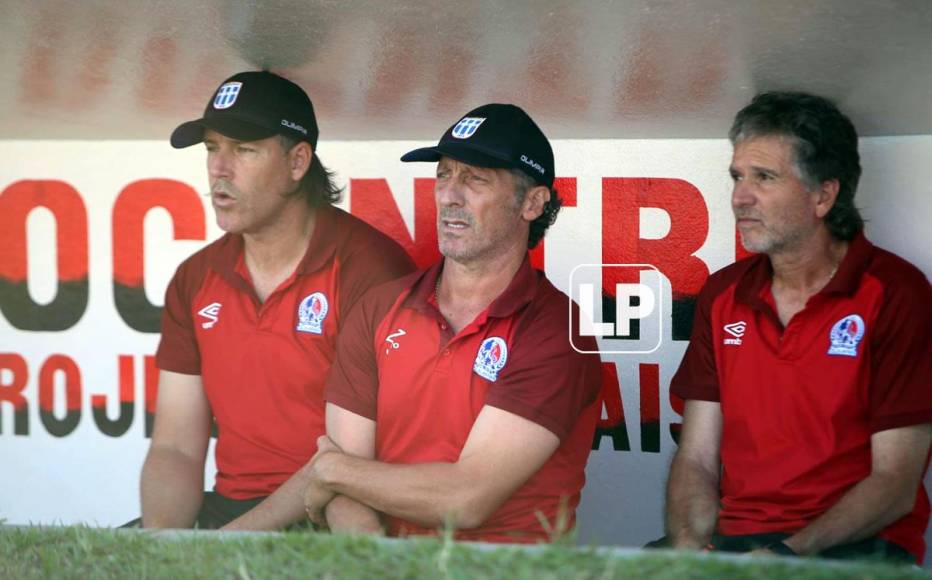 Pedro Troglio junto a su asistente técnico Gustavo Reggi y su preparador físico Pablo Martín.