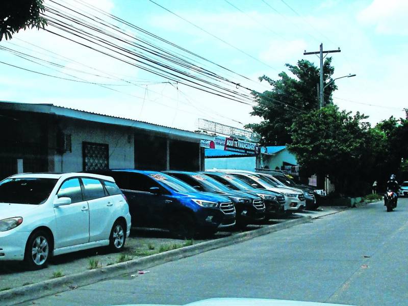 Comerciantes, residentes de vivienda y conductores invaden aceras y no respetan la zebra.