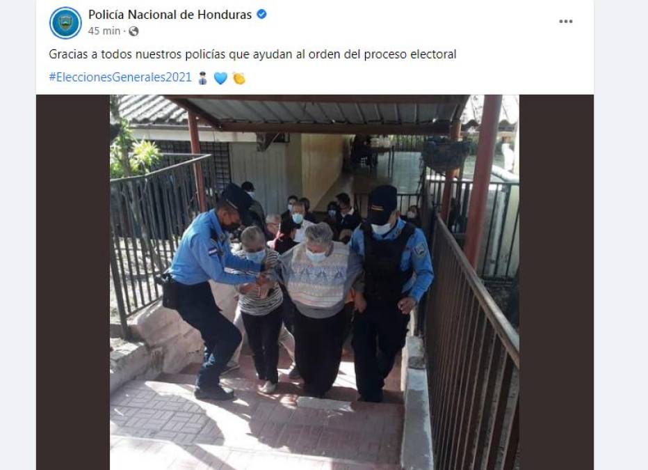Miembros de la policía Nacional ayudan a damas de la tercera edad que acuden a los centros educativos para ejercer el sufragio.