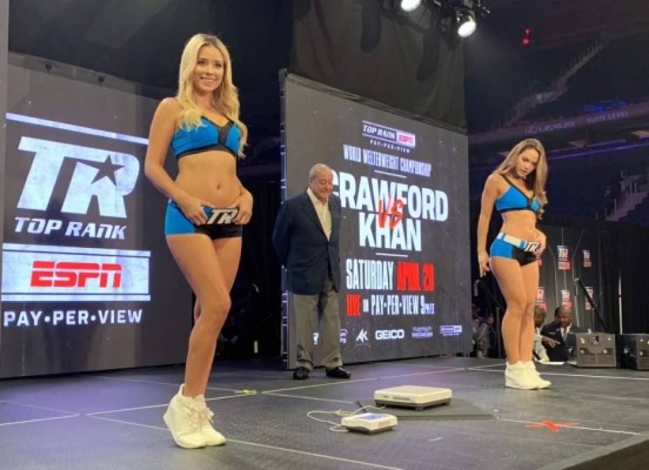 Bellas modelos promotoras esperaban la llegada de los boxeadores al escenario para el pesaje.