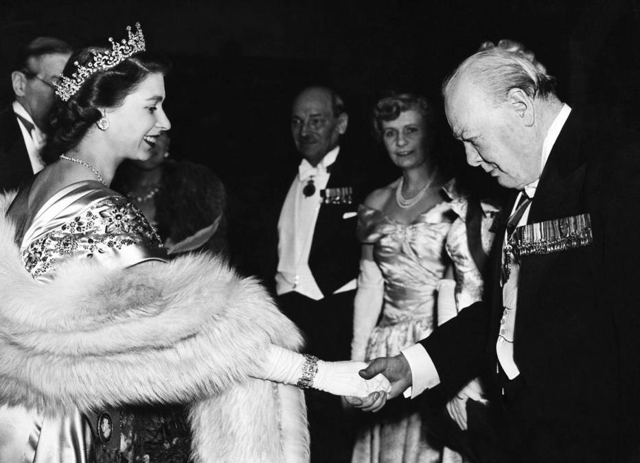 Winston Churchill, conservador (1951-1955). Uno de los líderes políticos británicos más destacados en la historia, fue como una figura paterna para Isabel II al principio de su reinado tras la Segunda Guerra Mundial. Al ser consultada sobre con cuales de los jefes de Gobierno le gustaba reunirse, la reina respondió: “Winston, por supuesto, porque siempre era muy divertido”.