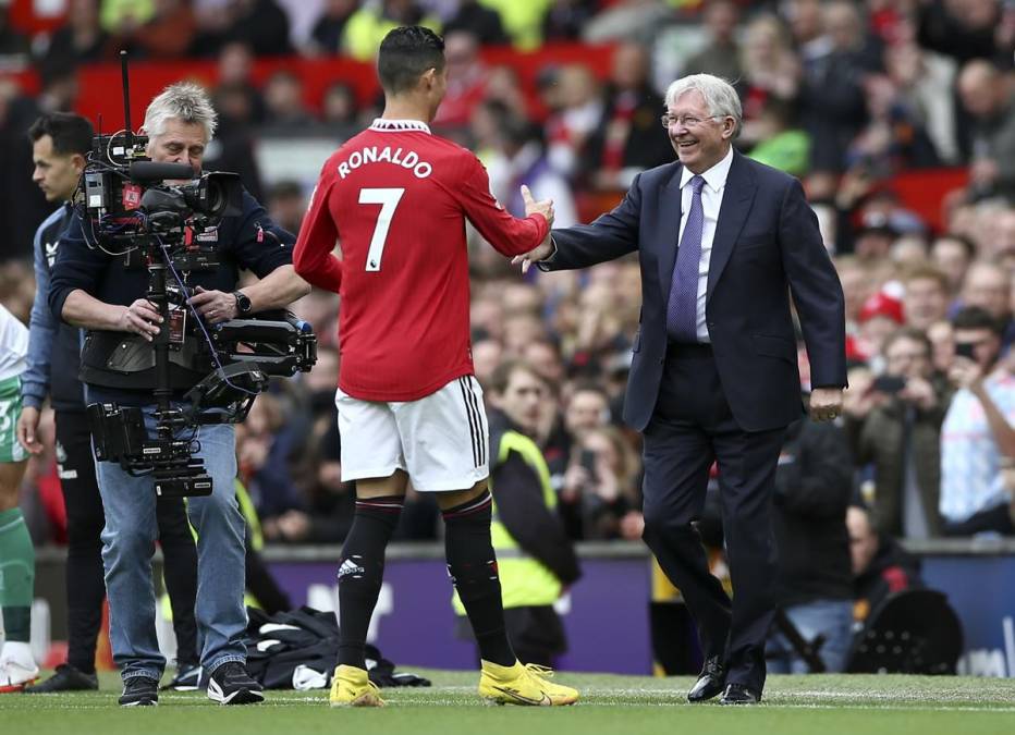 Cristiano Ronaldo tuvo emotivo encuentro con Sir Alex Ferguson previo al inicio del partido del Manchester United con Newcastle.