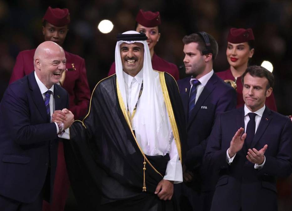 La prenda tradicional la utilizan el Emir, ministros y personas importantes de Qatar.