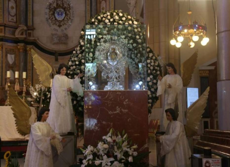 Cabe destacar que el catecismo de la Iglesia Católica manifiesta que la Virgen María es sólo puede interceder entre Jesús y los hombres, y éste a su vez es el único mediadior entre los hombres y Dios Padre.<br/><br/>La virgen no puede hacer milagros pero sí puede anterceder ante su hijo, Jesús, para que conceda gracias especiales a sus devotos.