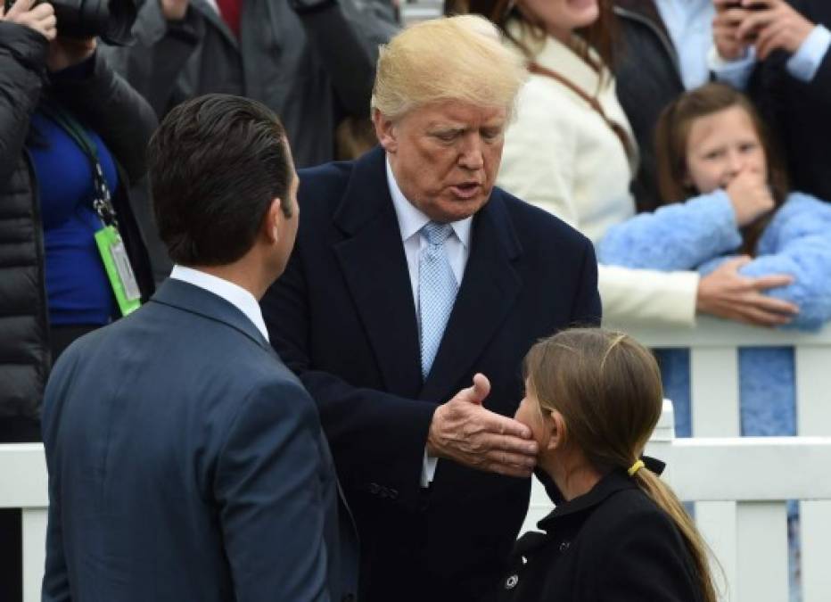 Trump saludó a su hijo y a su nieta mayor, Kay.