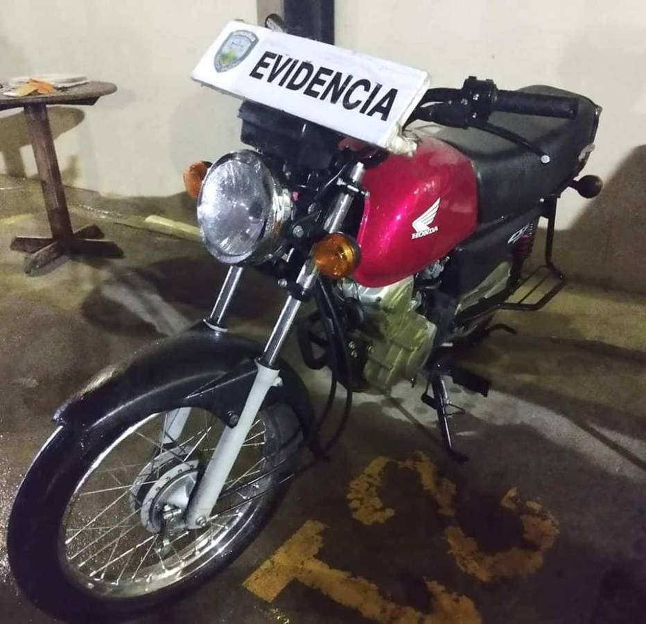 La motocicleta decomisada a Fredy Josué Alvarenga Gabarrete.