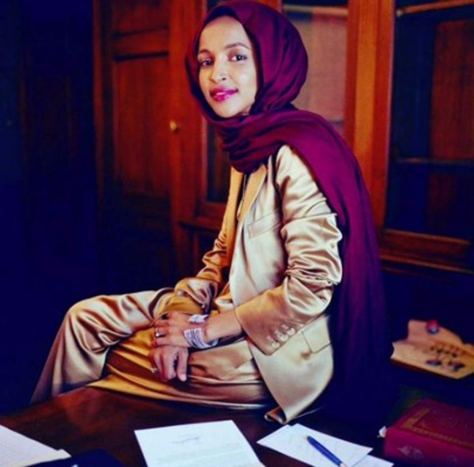 Omar, por su parte, nació en Mogadiscio (Somalia), pero obtuvo la ciudadanía estadounidense cuando era adolescente, después de llegar como refugiada al país junto a su familia.