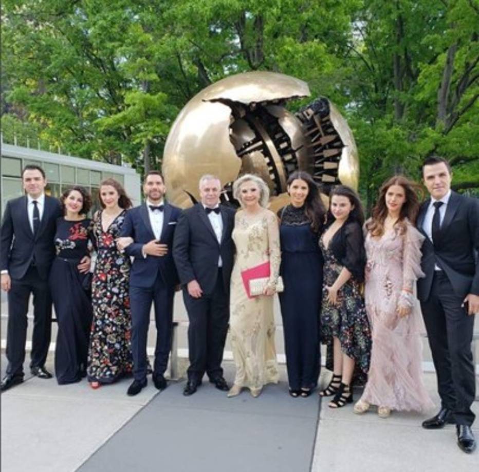 Claudia Álvarez, esposa de Billy Rovzar (hermano de Fernando), subió esta foto de una reunión, y sale Bárbara posando junto a Fernando, quien la tiene abrazada de la cintura.