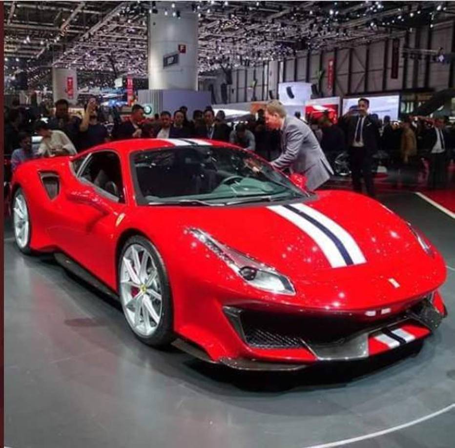 Y este no es el único Ferrari que Kylian Mbappé posee. De hecho, haciéndole compañía hay otro coche de la casa de Maranello, un Ferrari 458. Se trata de un biplaza con un motor de ocho cilindros en V que, de hecho, fue presentado por primera vez en el Salón del Automóvil de Frankfurt en septiembre de 2009 (Michael Schumacher también participó en su creación).
