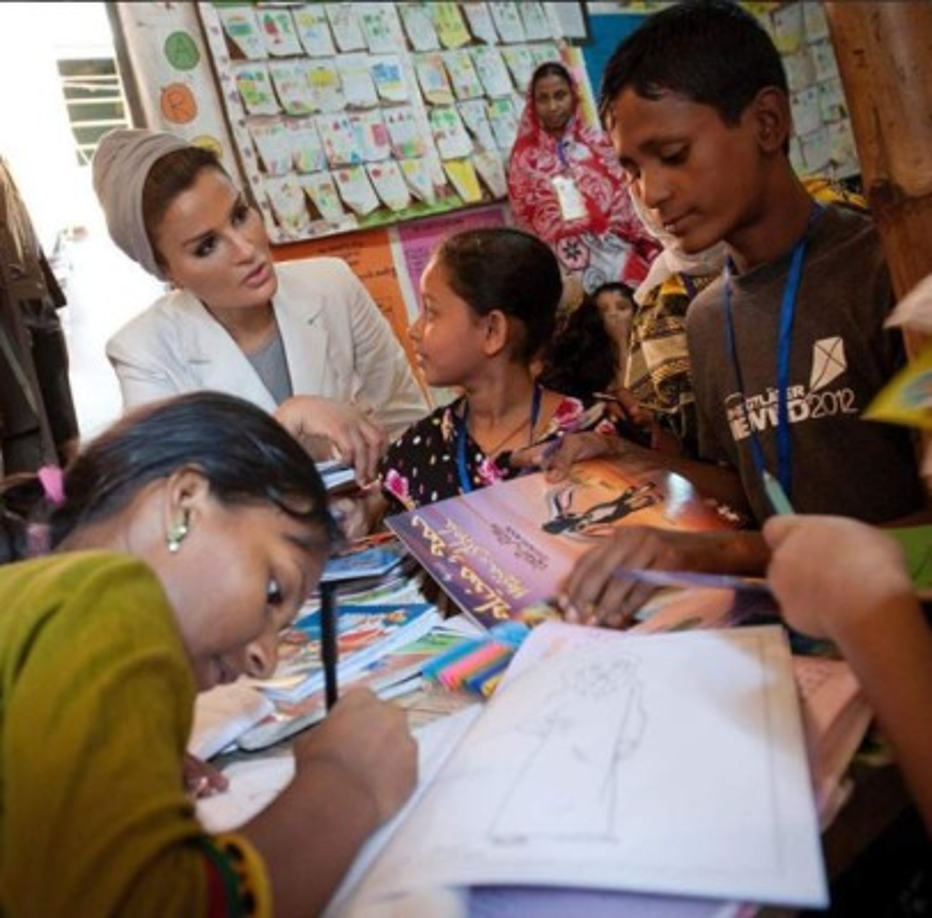 La exjequesa es sociología por la Universidad de Qatar en 1986, ha sido galardonada como doctor honoris causa por la Universidad de Virginia, Universidad de Texas A&M, Carnegie Mellon University, el Imperial College London y la Universidad de Georgetown.