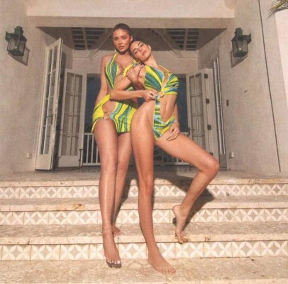 Lo que más ha llamado la atención de sus fans en toda esa imagen, en la que ambas posaban muy sugerentes, han sido los pies de Kylie, en concreto el tercer dedo de su pie derecho, que parece ligeramente deformado.<br/>