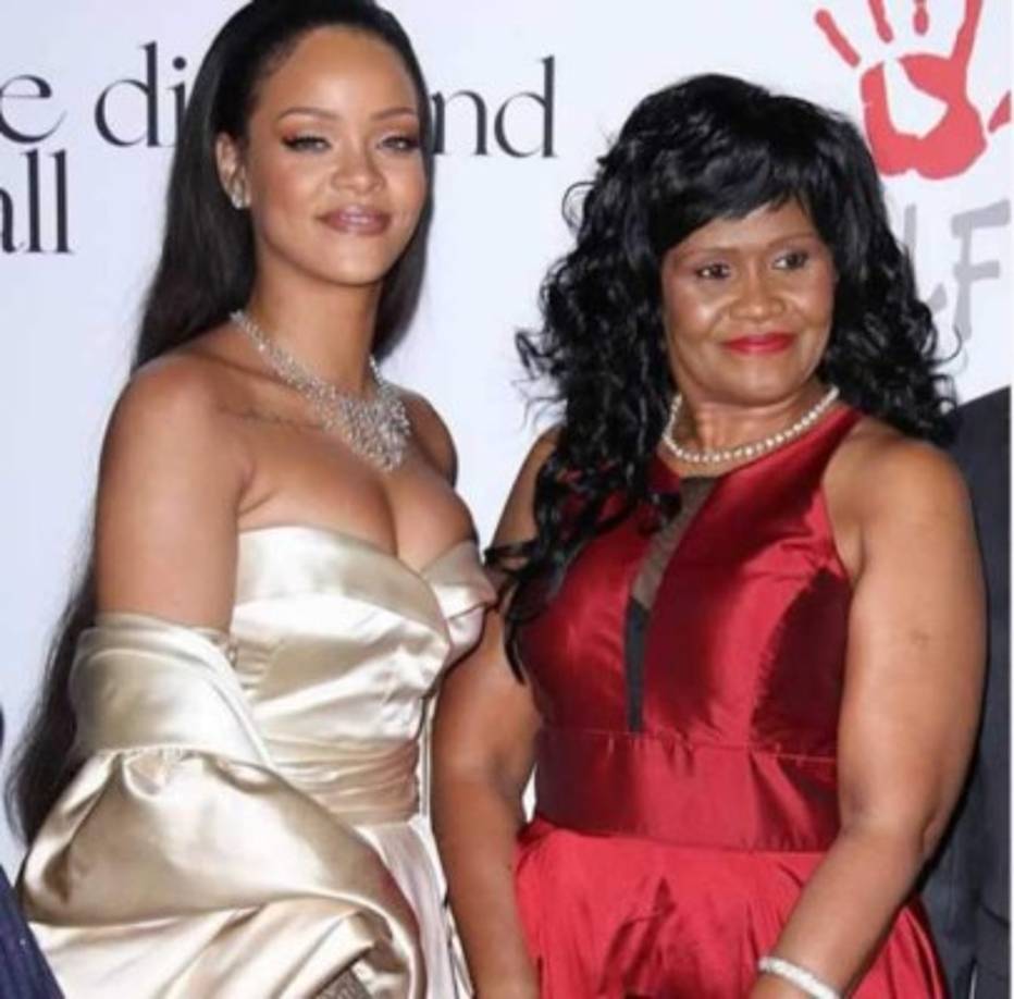 Rihanna<br/>Mamá: Monica Braithwaite, 49 años<br/><br/>Originarias de Barbados, Rihanna nunca deja de agradecerle a su mamá el apoyo que le ha dado; incluso no deja de mencionarla cuando ofrece discursos al obtener algún premio.<br/>'Gracias por cuidarme, darme vida, apoyarme, enseñarme y amarme incondicionalmente. La mujer que soy hoy es por ti', postea la estrella en Instagram.<br/><br/>