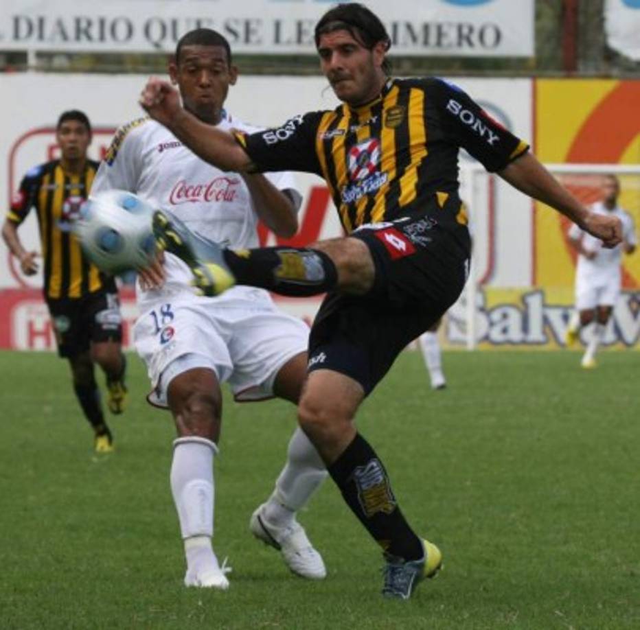 Martin Abaurre - El defensa argentino solo estuvo un torneo el Real España, disputó 15 partidos y anotó un gol.