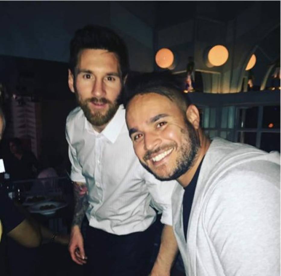 Messi se tomó una foto con un fan.