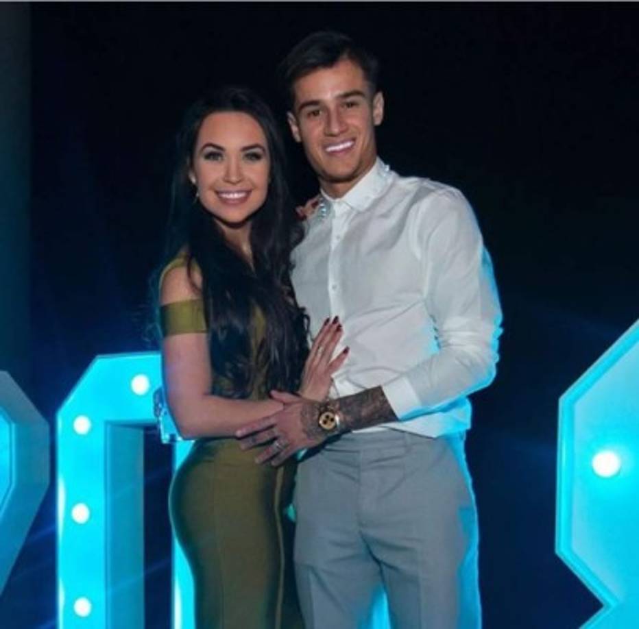 Aine Maria Esmeralda - Es la esposa del crack azulgrana Philippe Coutinho. El brasileño conoció a su mujer cuando ambos tenían 14 años. Fue durante una tarde de fútbol en un barrio de Río de Janeiro en el que ambos vivían cuando se vieron por primera vez y quedaron prendados el uno del otro. A partir de entonces, empezaron a salir y el joven futbolista, que en ese momento destacaba en las filas del Vasco da Gama, llegó a rechazar ofertas procedentes de equipos europeos para no separarse de su pareja.