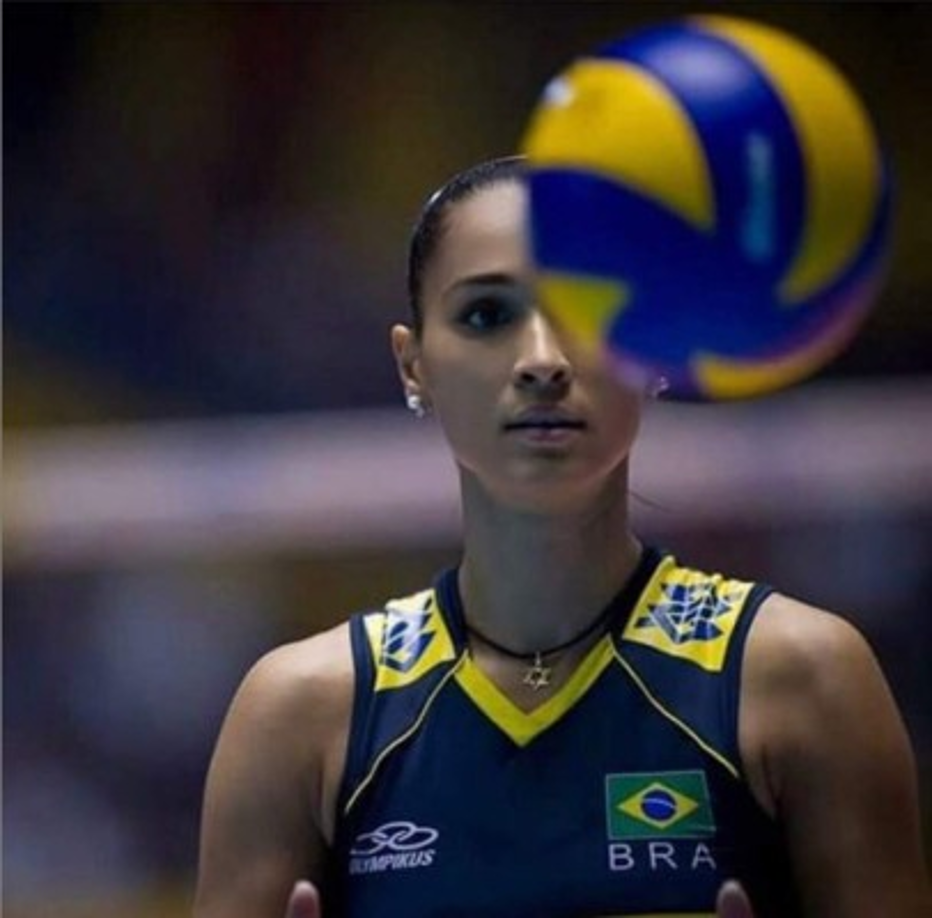 Carvalho fue nombrada Mejor Recepción en el Campeonato Mundial de 2006 en Japón, donde Brasil obtuvo la medalla de plata después de perder en la final ante Rusia.