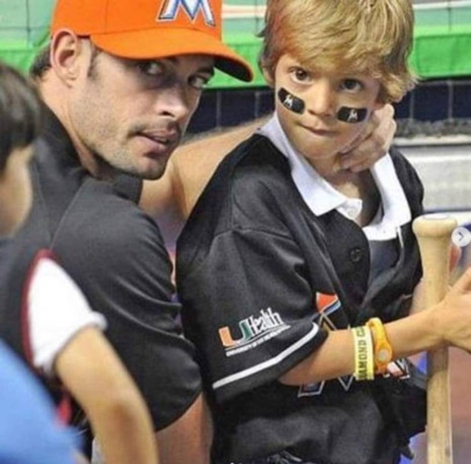 Por ser hijo de padres famosos, Christopher siempre ha estado expuesto a la vida pública, sin embargo, las imágenes de él compartidas por sus padres los últimos días ha sorprendido mucho a los internautas.