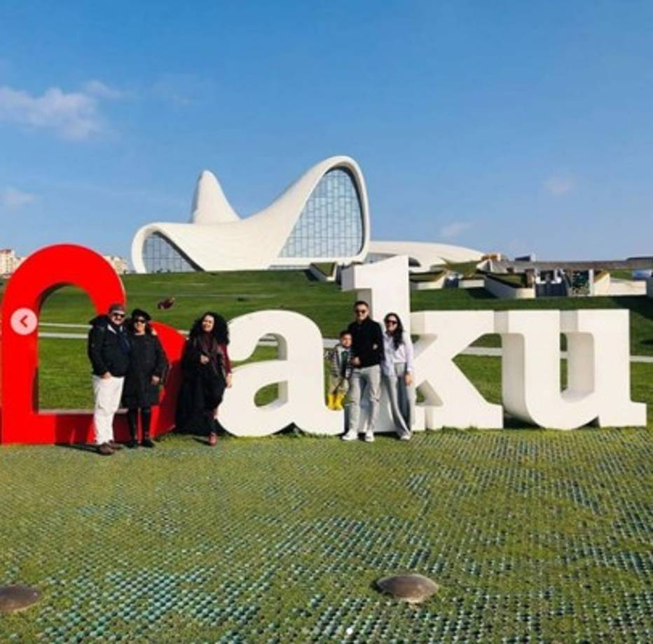 El delantero hondureño Roger Rojas disfrutando de Bakú con su familia.