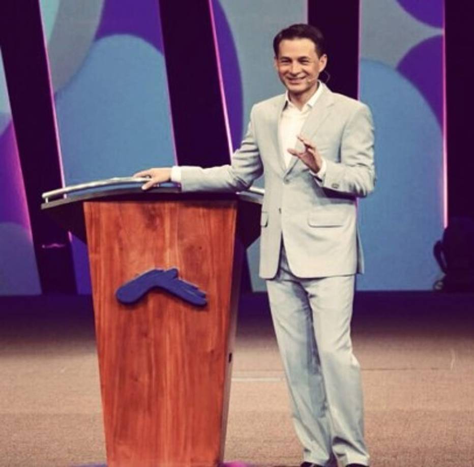 Cash Luna se ha convertido en una figura respetada y admirada por miles de feligreses.