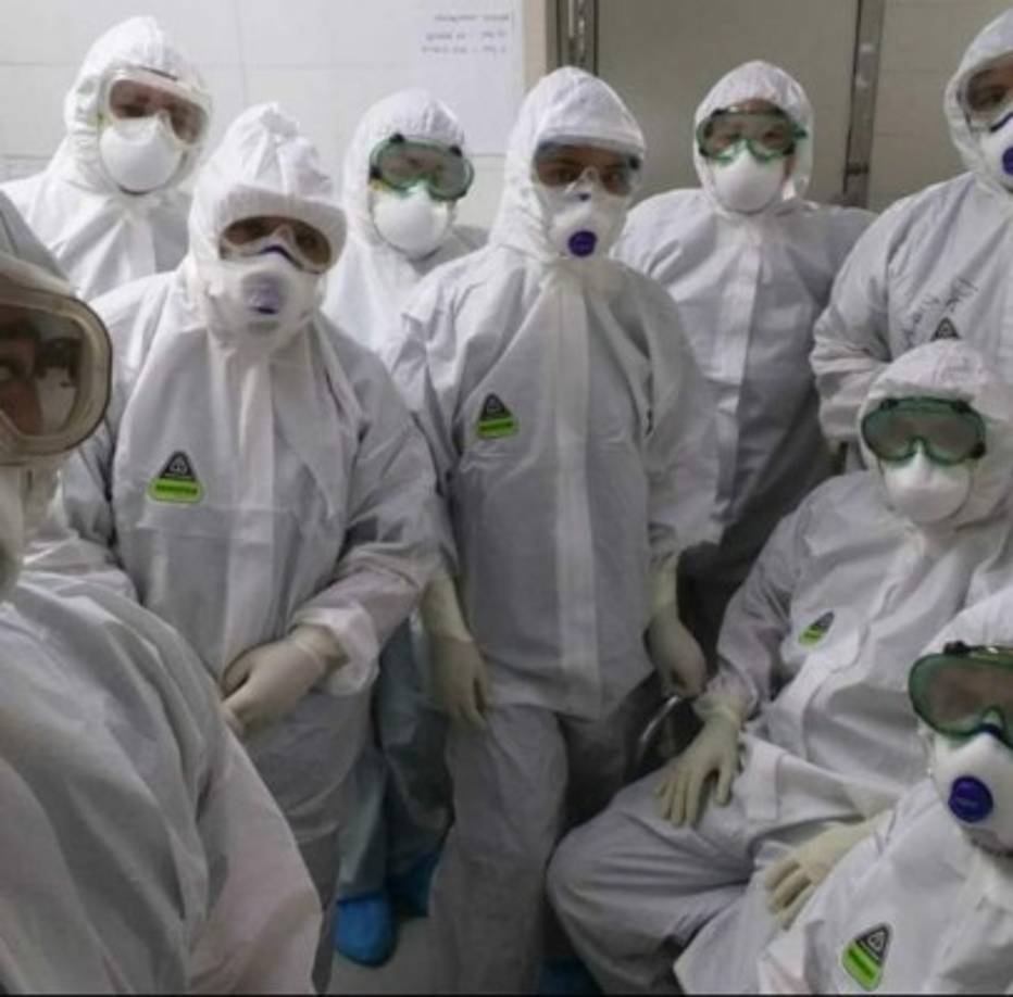 'Nuestros equipos UCI, con todos los insumos necesarios para luchar contra el #COVID19', escribió el mandatario en su cuenta de Twitter junto a esta imagen de un grupo de médicos salvadoreños.<br/><br/>'No será fácil, pero con la ayuda de nuestro personal de salud, esta batalla la vamos a ganar', agregó.