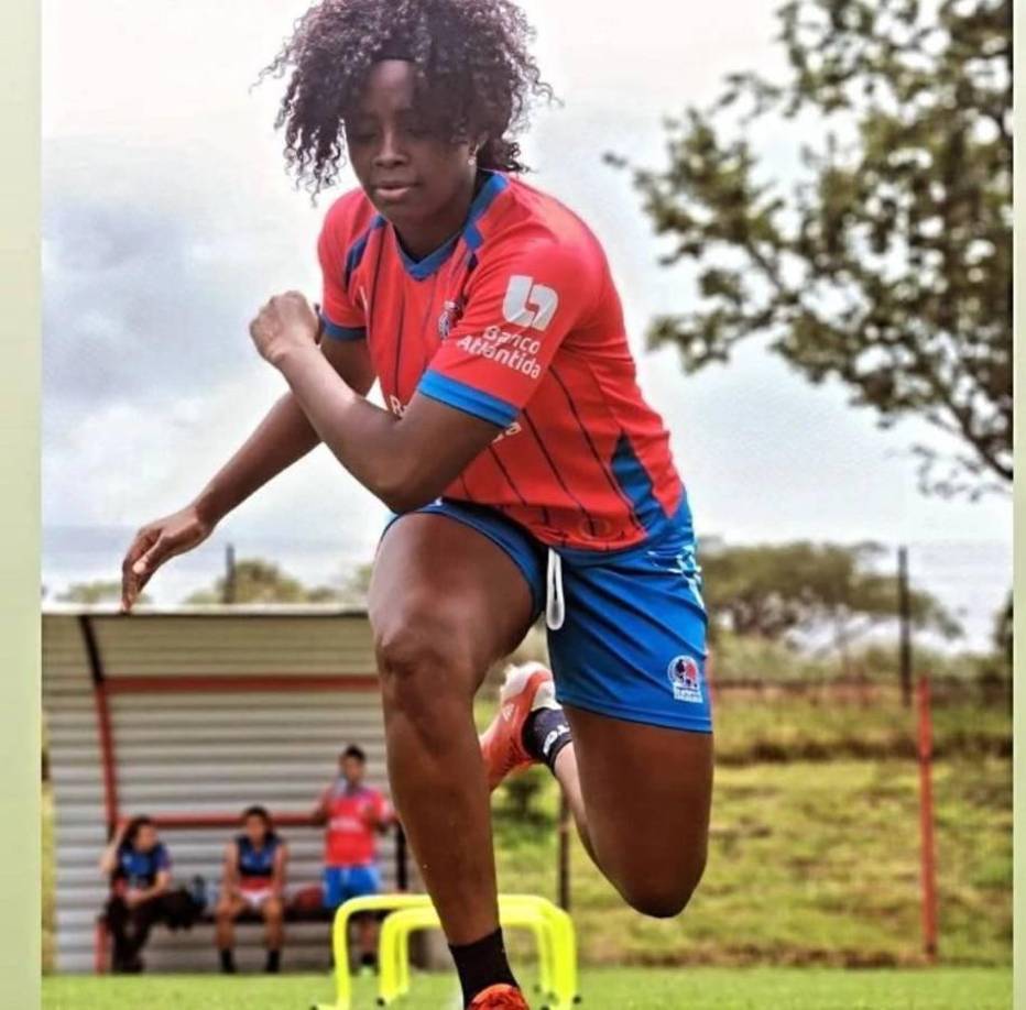 Trumaly Ramírez - La delantera es opción para la Bicolor Femenina en el preclasificatorio a Copa Oro. Milita en el Olimpia de Honduras, club con el que ha ganado 10 veces el título regional.