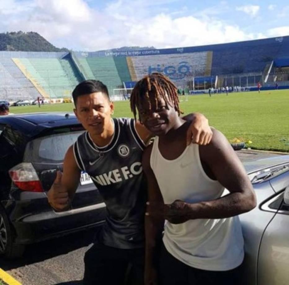 'La Taflo' compartió en el estadio Nacional con el jugador catracho Bryan Moya.