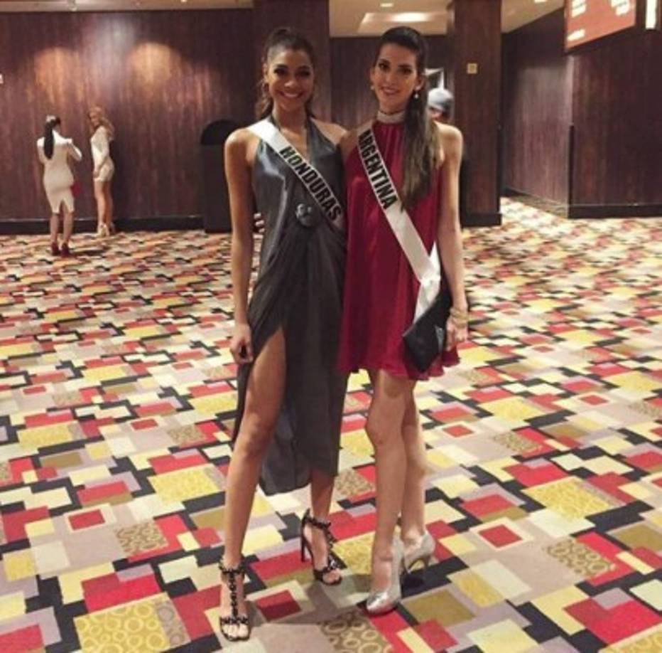 April comparte habitación con Miss Argentina, Stefanía Incandela.