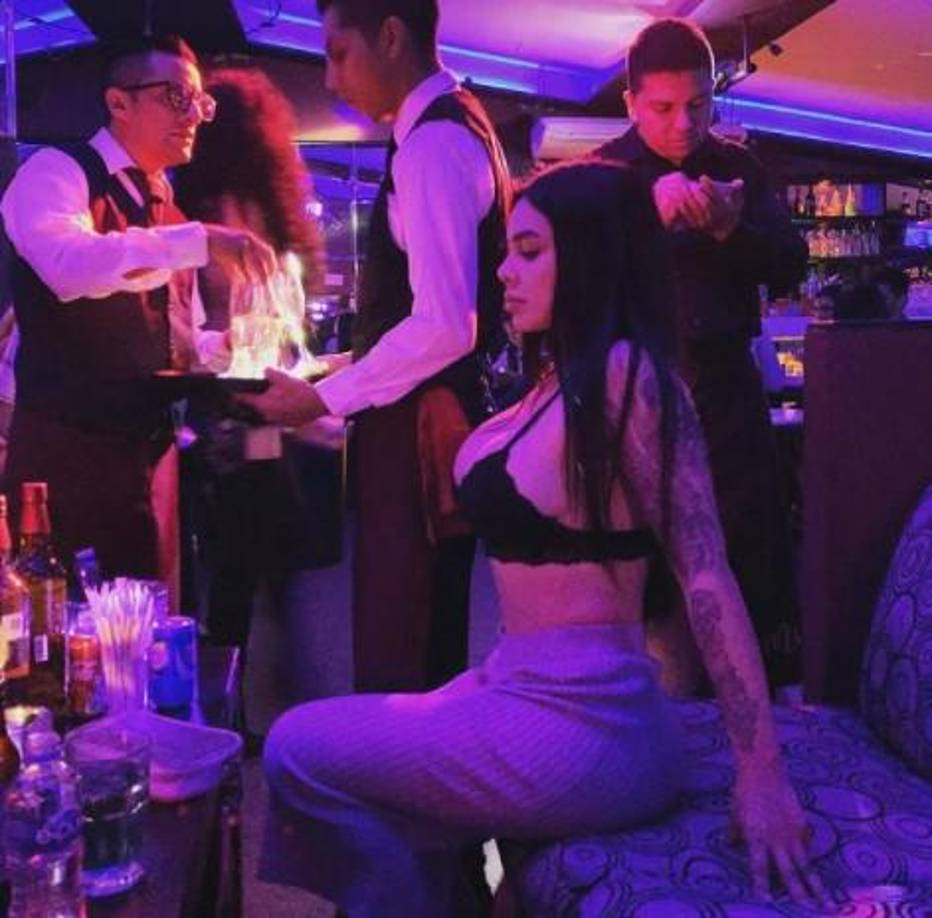 Capturan a “La Mitzi”, esposa de poderoso narco, en su casa con armas y drogas