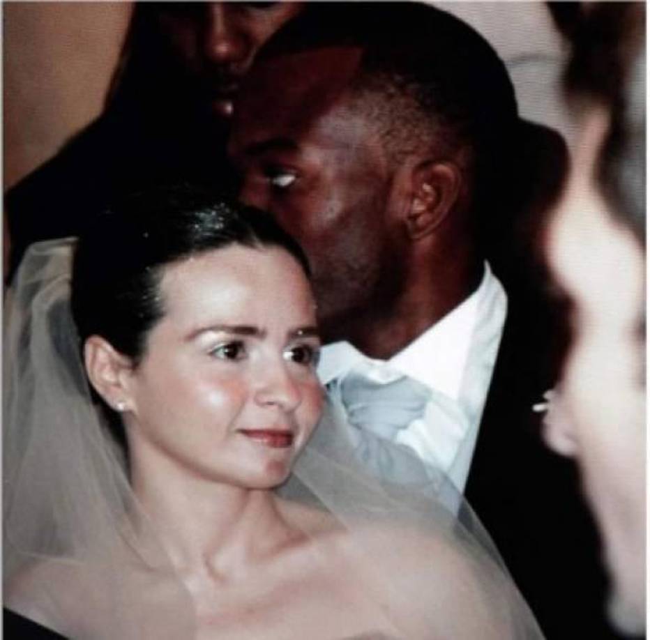 ‘La conocí en la playa, fue un encuentro circunstancial, con unos amigos en común. Me recuerdo que le ofrecí si quería tomar un caramelo que había ahí, por el acento me costaba mucho hablar con ella, pero ahora tengo más de 15 años de conocerla. Ella me recuerda eso que cuando me conocía no era famoso’, reveló en su momento David Suazo al hablar sobre cómo conoció a su esposa.