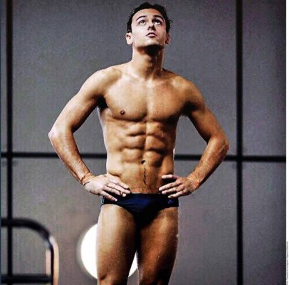 Tom Daley. Reino Unido, clavados. Tiene 22 años, 1.77 m. Comparte gran parte de su vida a través de YouTube y fue ahí donde salió del clóset; está comprometido con el ganador del Óscar, Lance Black.