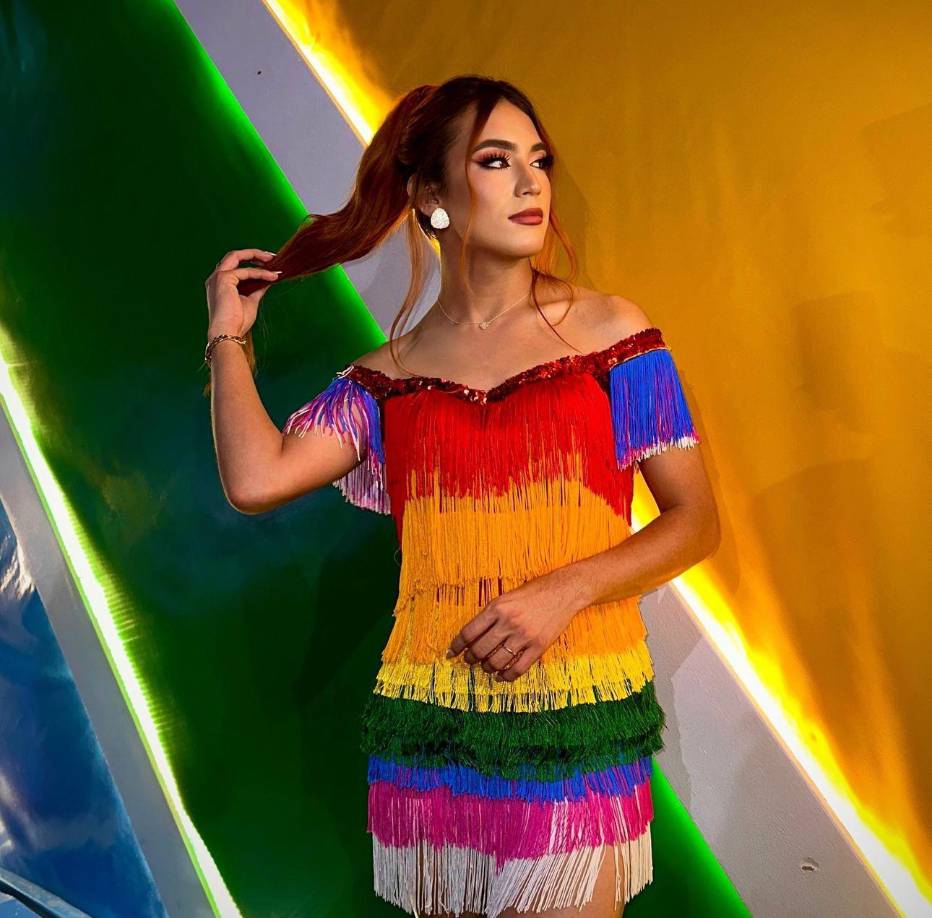 El también tiktoker invitó a sus seguidores a que vayan comprando sus botellas de agua para que cuando la vean se las regalen en los defiles.