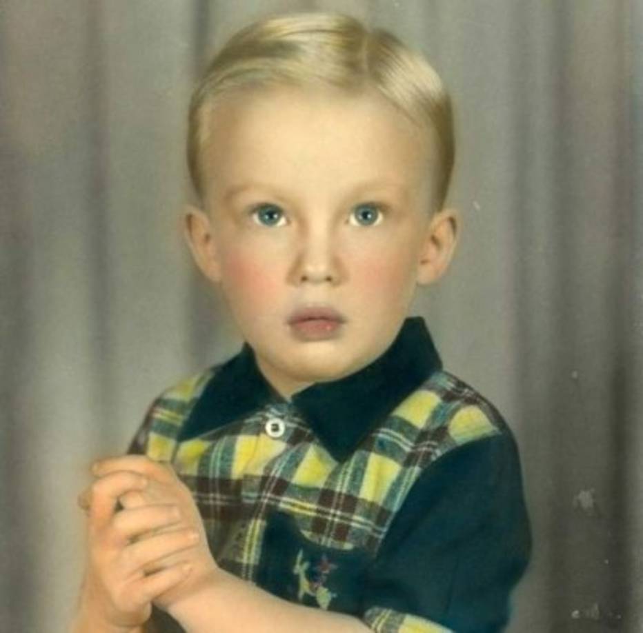 Nacido el 14 de junio de 1946 en el neoyorquino barrio de Queens, Trump es el cuarto de los cinco hijos de Fred Trump, constructor de origen alemán, y Mary MacLeod, ama de casa de procedencia escocesa.