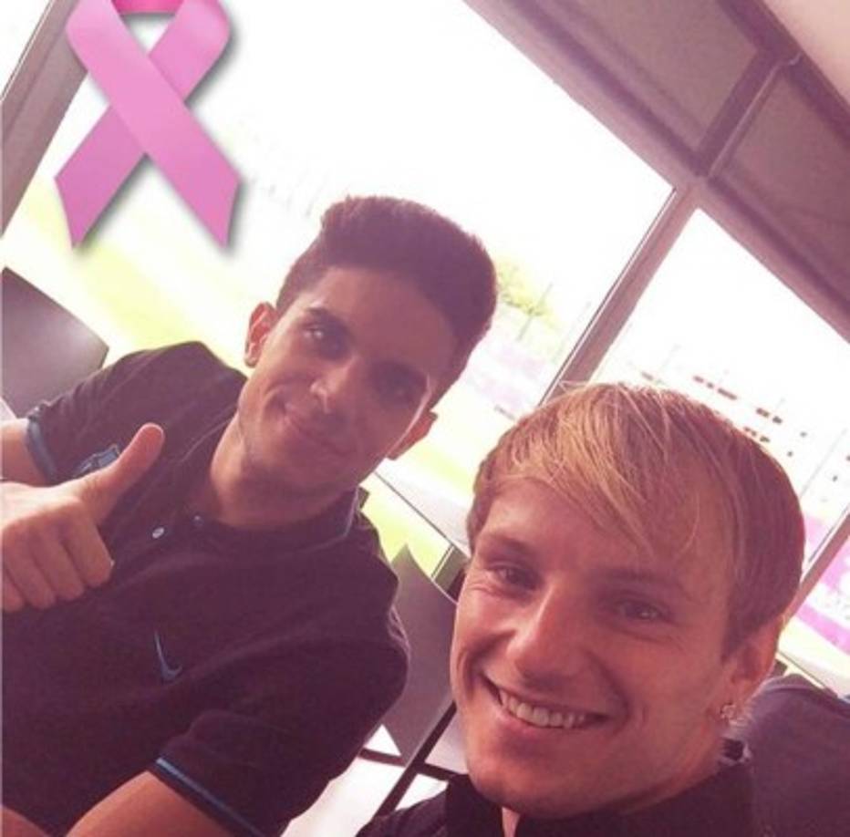 'Mi cariño a esas mujeres que no paran de luchar contra esta enfermedad', posteó Rakitic junto a Marc Bartra del Barcelona.