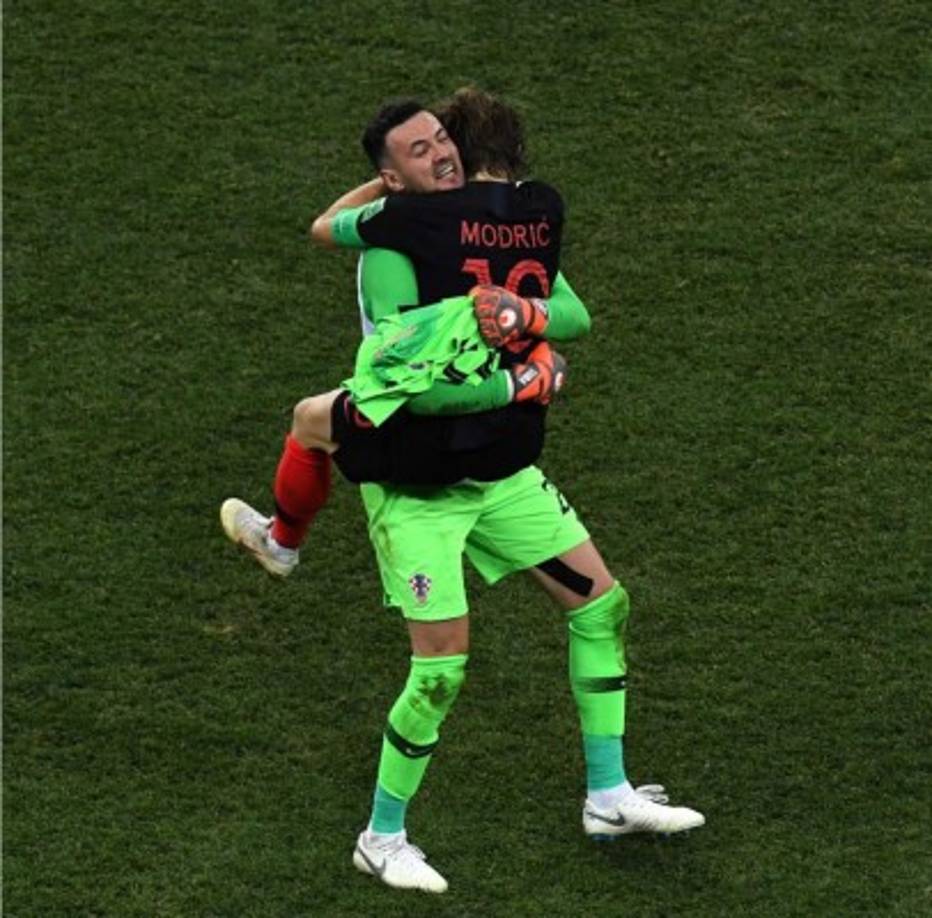 Danijel Subasic y Luka Modric se abrazan tras la tanda de penales. Foto AFP