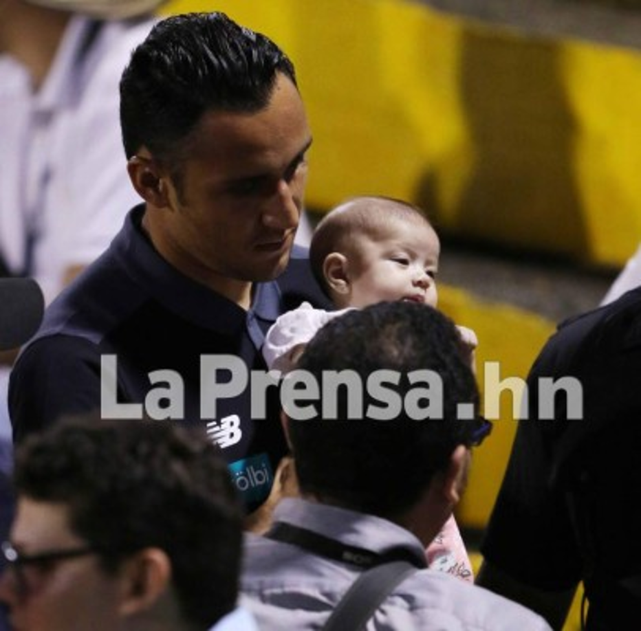 Keylor cargó en sus brazos a la niña.