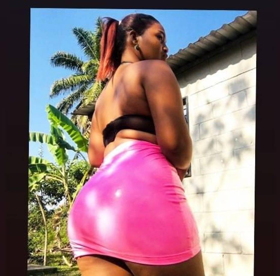 Su cuerpo solo tenía una camiseta azul y estaba tirado boca arriba.