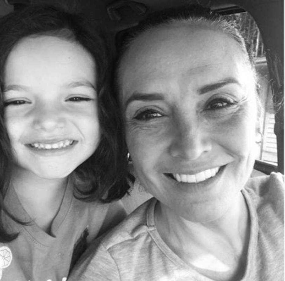 Luciana vive feliz bajo el resguardo de la actriz Mayra Rojas, hermana de su fallecida madre Lorena.